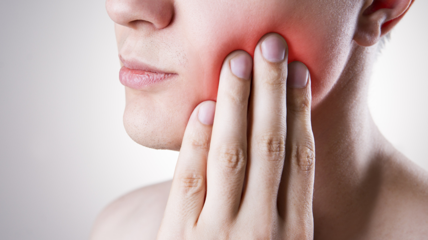  Päänsärky sekä leukojen tai hampaiden arkuus ovat yleisiä hampaiden narskuttelun ja yhteen puremisen oireita. Kuva: Shutterstock